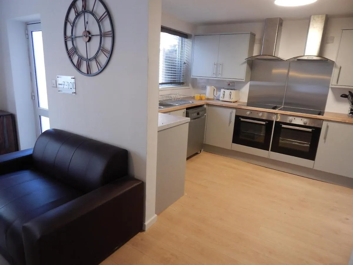 Guest house Modern, Well Located En-Suite Rooms With Parking - Orbitat Accommodations United Kingdom